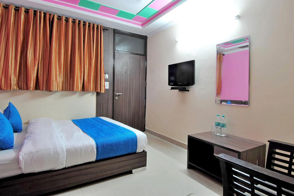 Hotel Durga International New Delhi Værelse billede